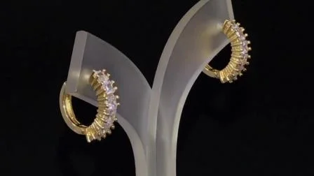 Pendientes de aro Huggie CZ chapados en oro de 18 quilates de aleación de plata de moda con cristal de perla para mujer